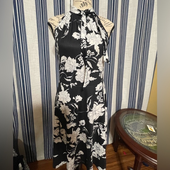 Halter neck floral dress - Picture 1 of 3